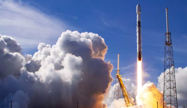 SpaceX Crew-5任务宇航员搭载“奋进号”龙飞船抵达国际空间站