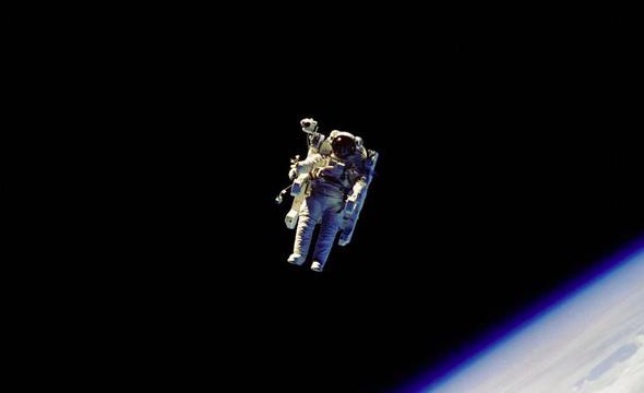 人类首次无系绳太空行走是怎样的体验？