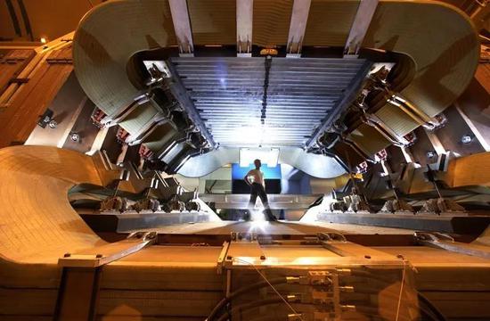 图为大型强子对撞机（LHC）的底夸克探测器（LHCb）。就在μ子g-2实验发布令人费解的μ子磁性结果的两周前，该探测器也发现了μ子的反常表现。来源：Peter Ginter /欧洲核子研究中心