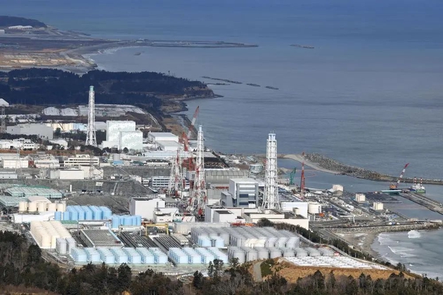 这是2021年1月8日拍摄的日本福岛第一核电站和核污水储水罐。图片来源：新华社/共同社